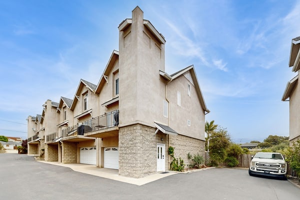 Beach Retreat w/ Balcony - Walk to Pismo Beach & Downtown