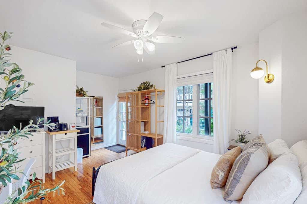 Charming 229-sq-ft studio near Stearns Wharf & 1 block to famed East Beach