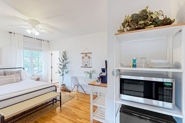 Charming 229-sq-ft studio near Stearns Wharf & 1 block to famed East Beach