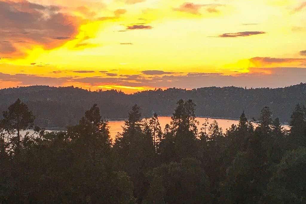 Dog-friendly home - lake access - EV Charger,fireplace, decks, fire pit & BBQ