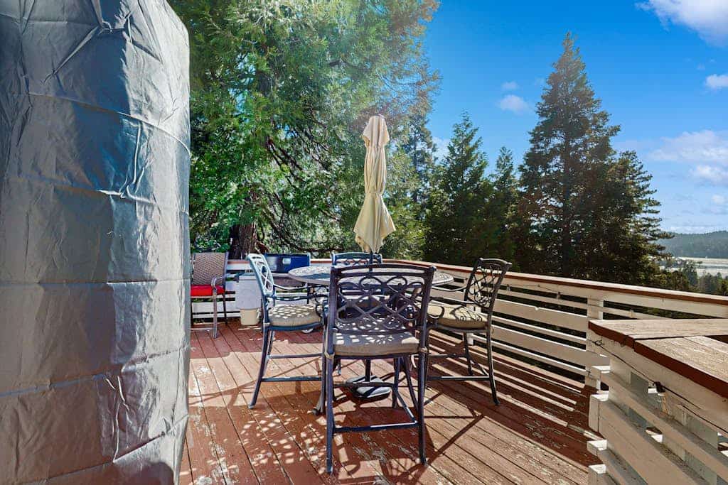 Dog-friendly home - lake access - EV Charger,fireplace, decks, fire pit & BBQ