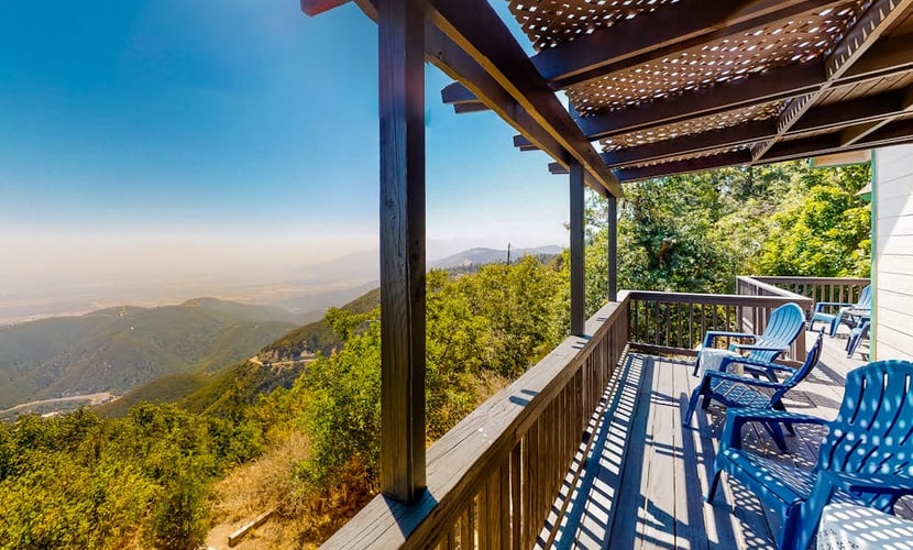 Lovely home on half-acre forest with spectacular mountain views - dog-friendly
