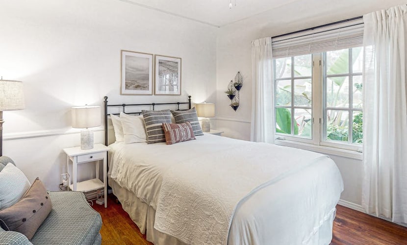 Sunny corner studio - 1 block to East Beach