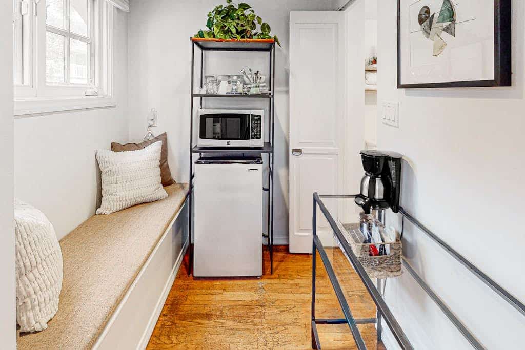 Sunny corner studio - 1 block to East Beach