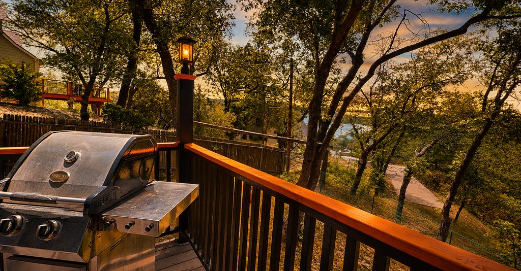 Updated Lake View Home w/Fireplace, Gas Grill,  & AC - Close to Lake - Dogs ok