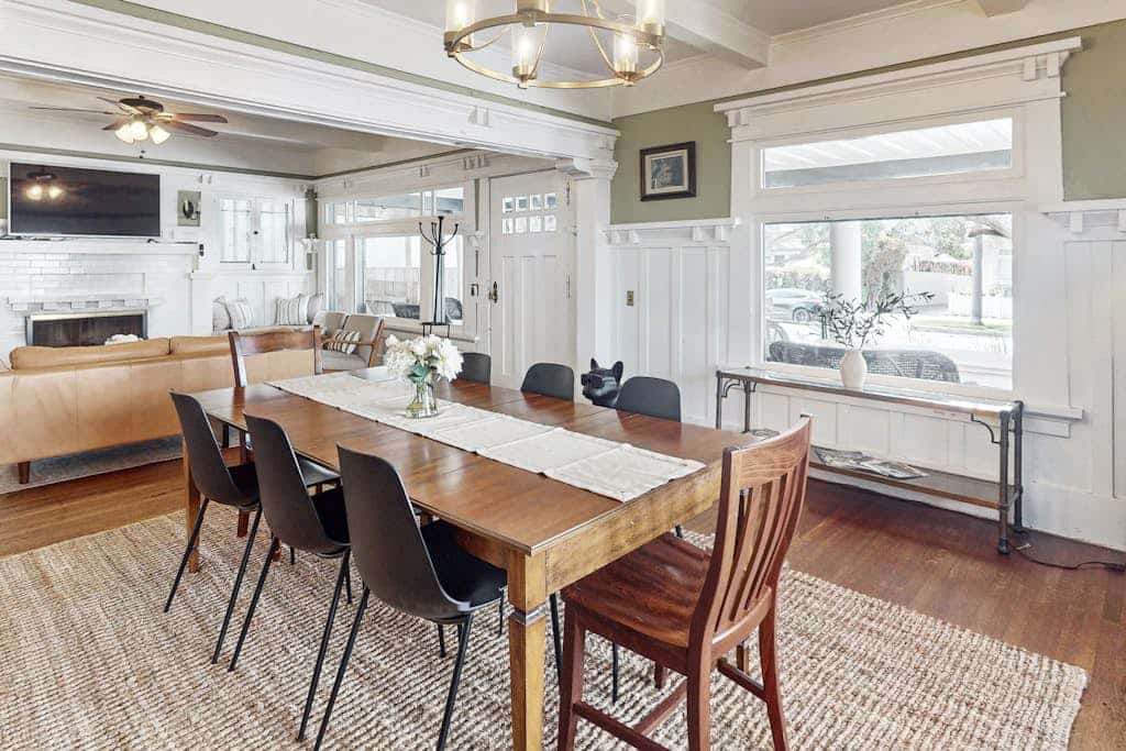 Old Yacht Club Inn All-Suite Getaway - 1 Block to East Beach, Walk Everywhere