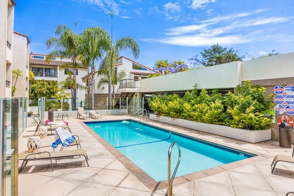 Ocean-view condo in Santa Barbara steps to beach with pool & balcony