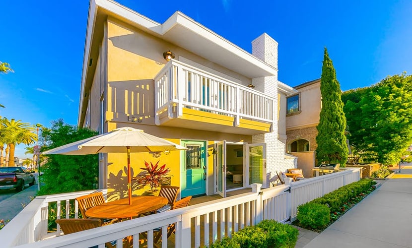 2-Story Newly Remodeled Home w/Private Patio, Great Location, Fireplace, WiFi