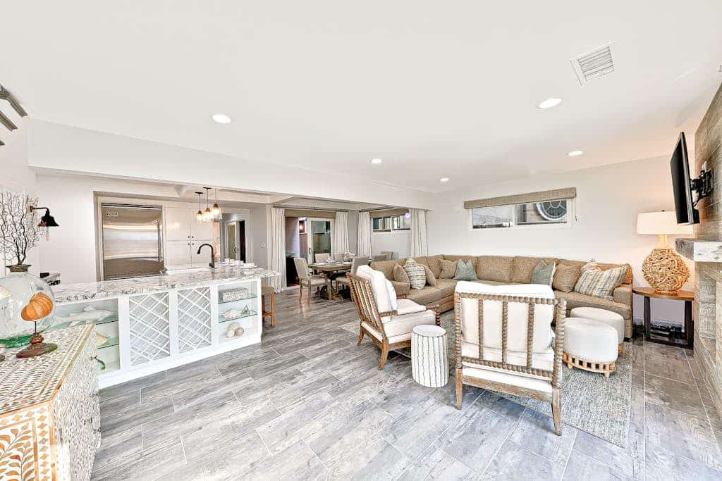 2-Story Newly Remodeled Home w/Private Patio, Great Location, Fireplace, WiFi