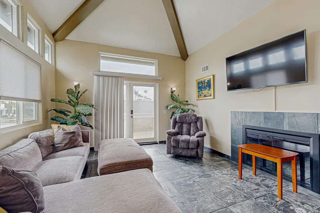 Two-story duplex near the beach with gas grill, balcony, great views, & WiFi