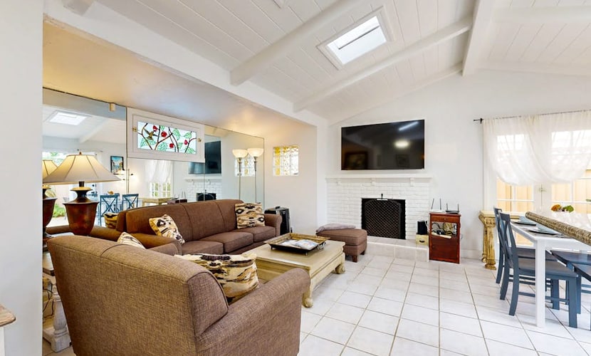Cottage with patio & balcony - Steps to the Beach