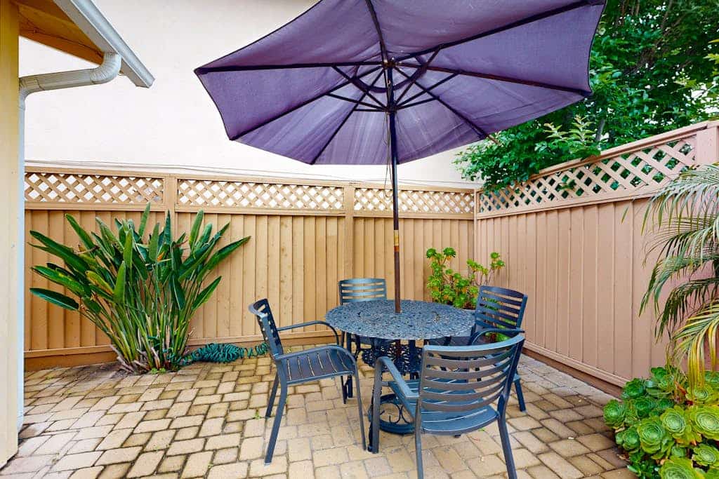Cottage with patio & balcony - Steps to the Beach