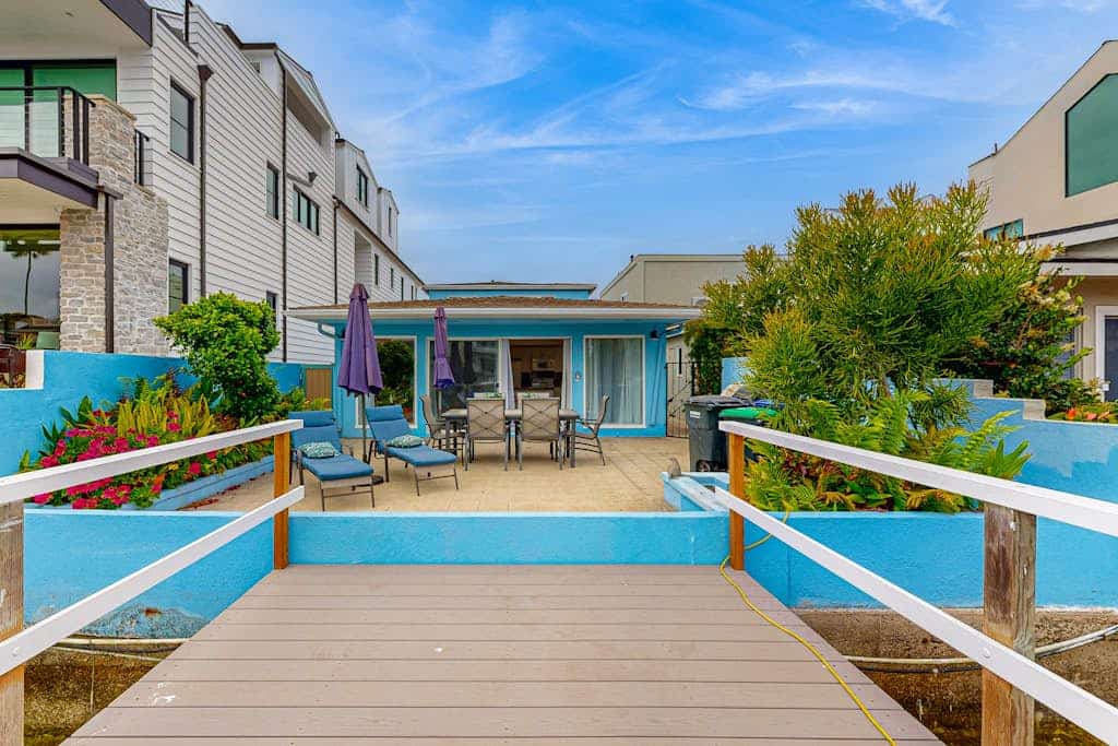 Canal-front house with private furnished patio - close to the beach & pier