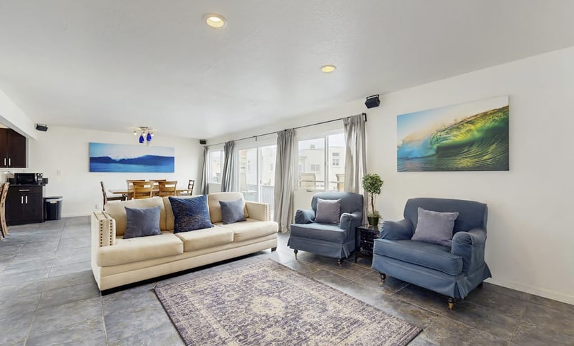 Spacious condo steps from the beach with full kitchen - dog-friendly