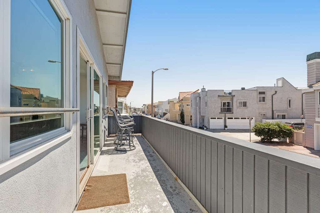 Spacious condo steps from the beach with full kitchen - dog-friendly