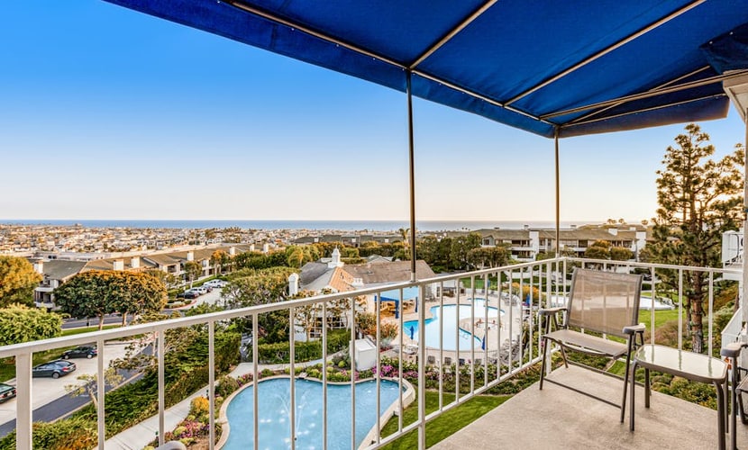 Ocean-view condo, balcony, clubhouse, gym, pool, hot tub, snowbird haven