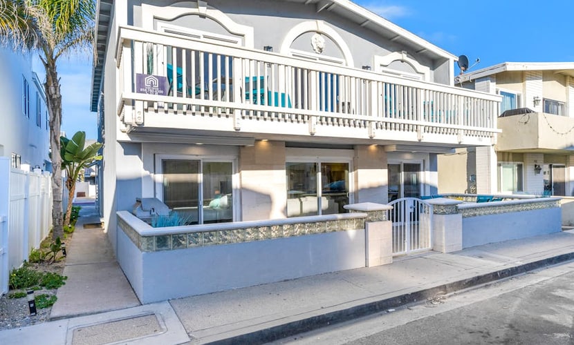 Dog-friendly 2nd-floor duplex near beach with balcony, sunroom, W/D & streaming