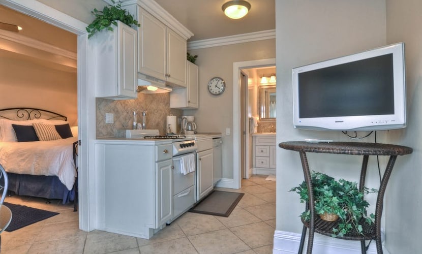 Cozy ocean-view condo near town & beach with full kitchen