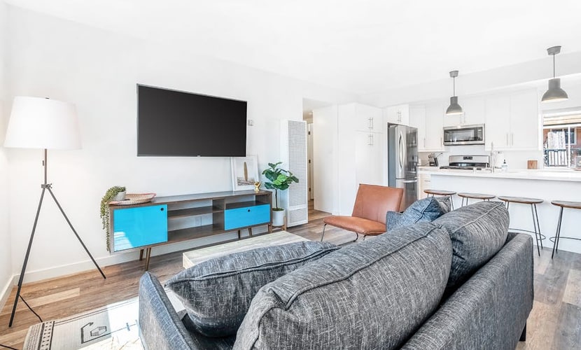 Dog-friendly duplex with washer/dryer, two full kitchens, & large backyard