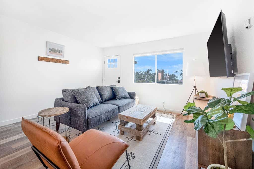 Dog-friendly duplex with washer/dryer, two full kitchens, & large backyard