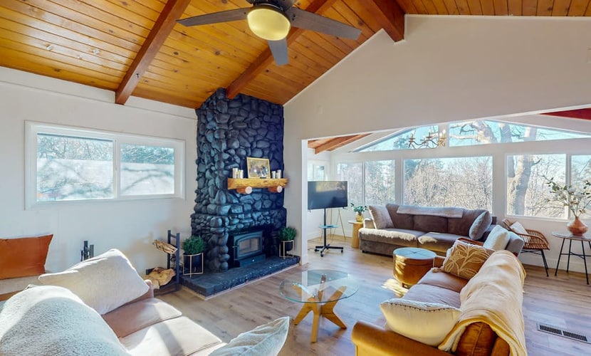 Modern cabin w/ large yard, bonus room, fireplace, BBQ & A/C