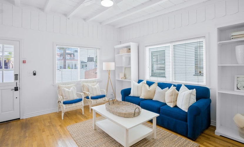 Second-story beach cottage with a furnished deck, AC, W/D, & garage parking