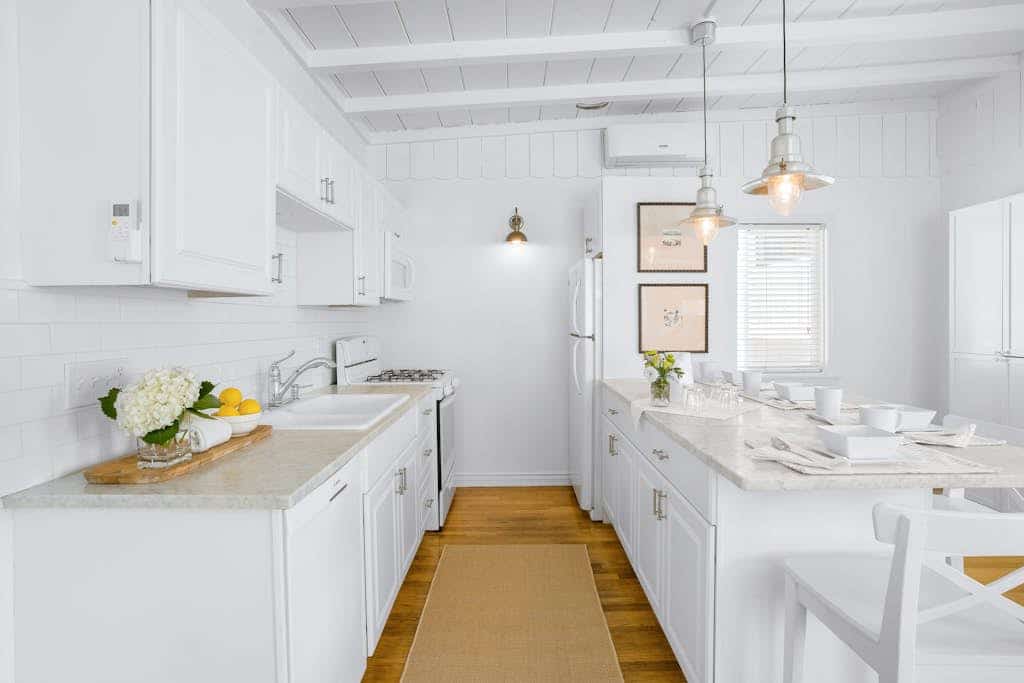 Second-story beach cottage with a furnished deck, AC, W/D, & garage parking
