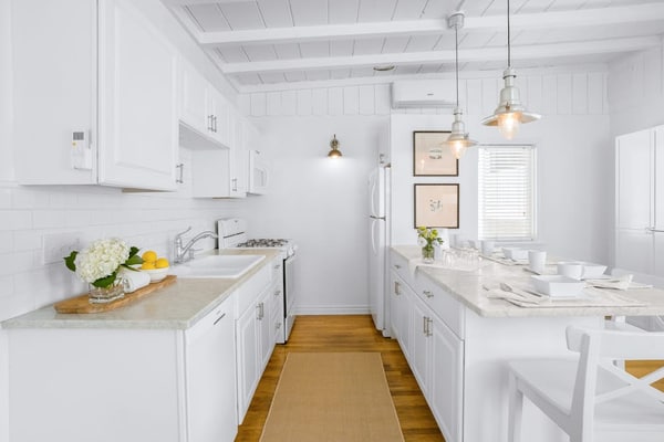 Second-story beach cottage with a furnished deck, AC, W/D, & garage parking