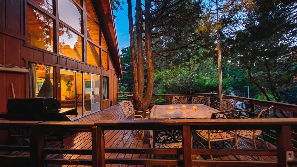 Rustic, wooded escape near the village w/ a lovely deck