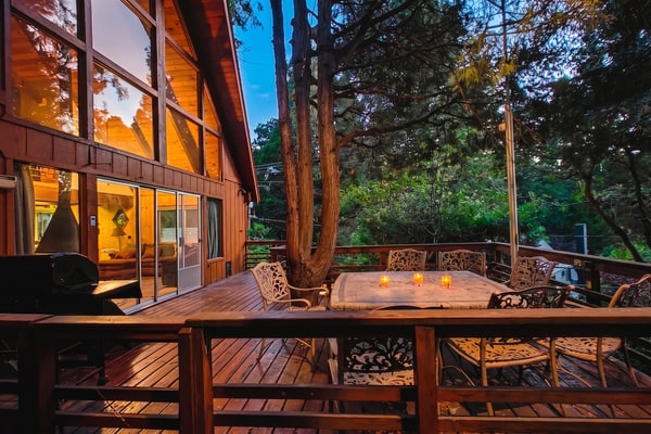 Rustic, wooded escape near the village w/ a lovely deck