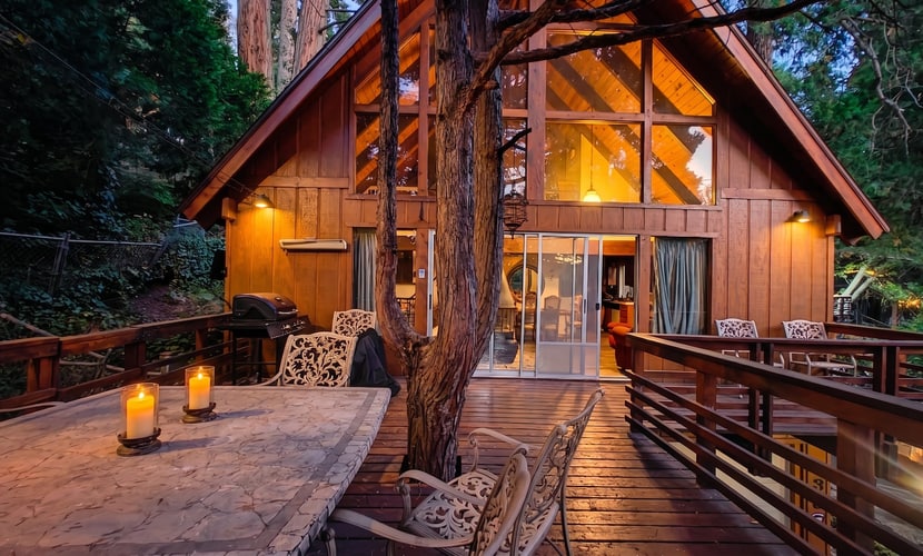 Rustic, wooded escape near the village w/ a lovely deck