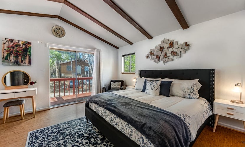 Dog-friendly retreat with fast WiFi, washer/dryer & wood-burning fireplace