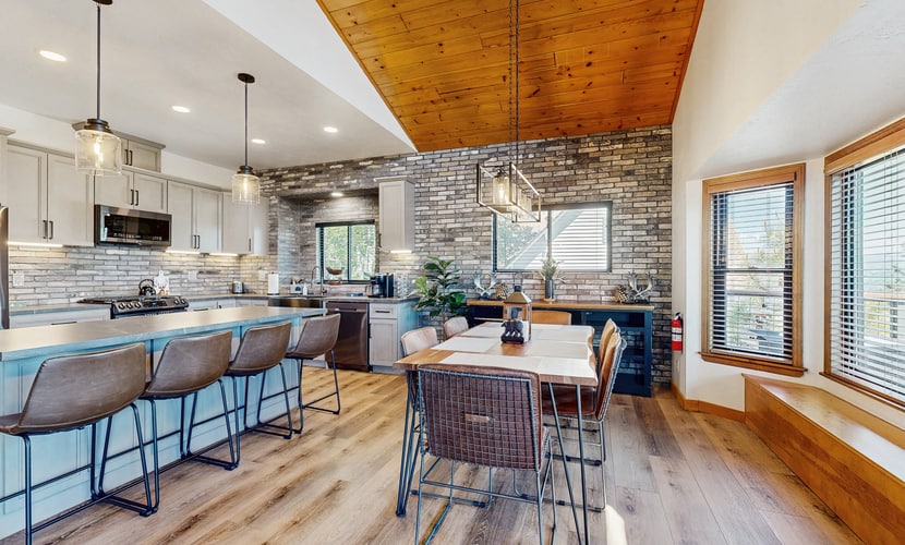 Kings Lodge | Modern Lodge | Panoramic Views | 2 Decks | Dog Friendly | Sleeps 7