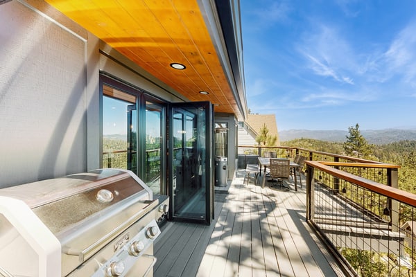 Kings Lodge | Modern Lodge | Panoramic Views | 2 Decks | Dog Friendly | Sleeps 7