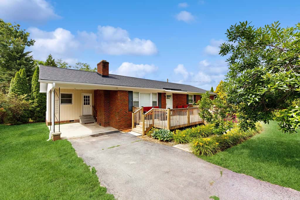Cozy dog-friendly, house, fenced backyard, outdoor seating, deck, central air, wifi