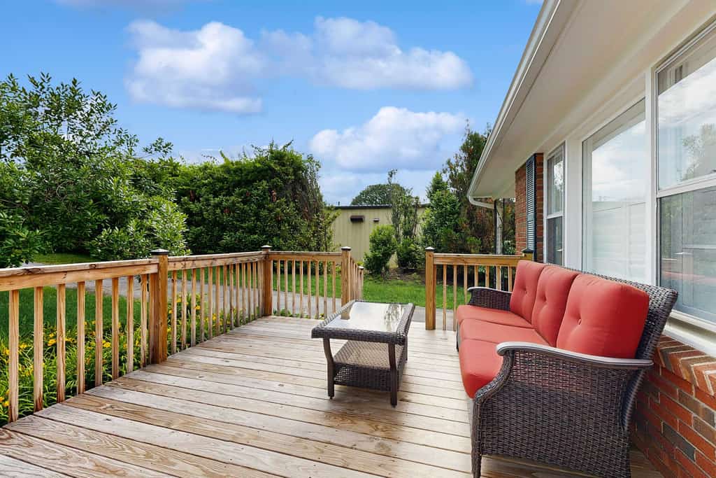 Cozy dog-friendly, house, fenced backyard, outdoor seating, deck, central air, w/d, wifi