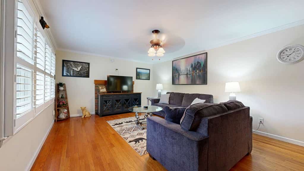 Cozy dog-friendly, house, fenced backyard, outdoor seating, deck, central air, w/d, wifi