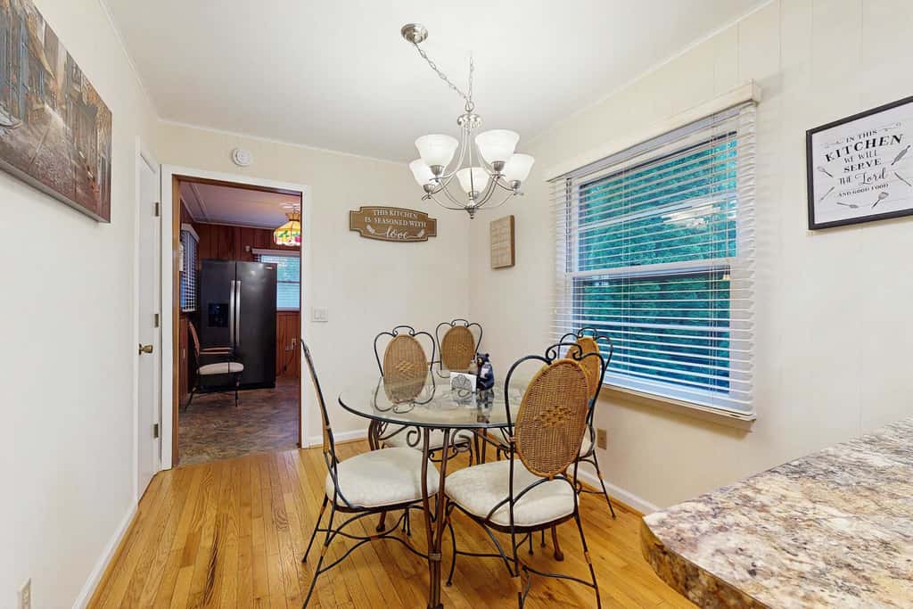 Cozy dog-friendly, house, fenced backyard, outdoor seating, deck, central air, wifi