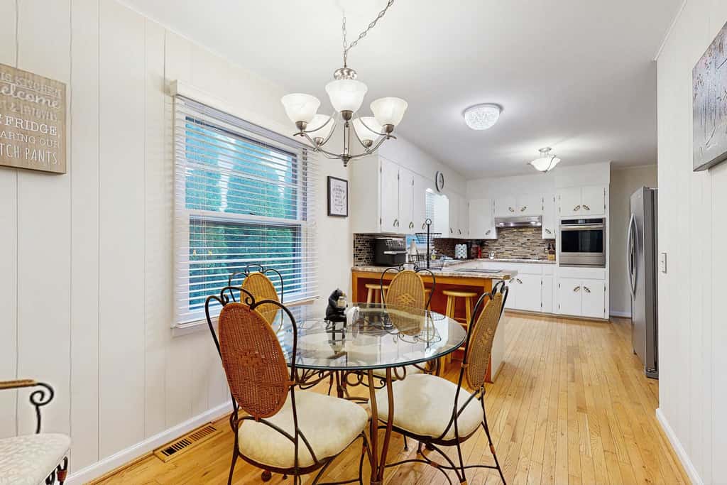 Cozy dog-friendly, house, fenced backyard, outdoor seating, deck, central air, wifi