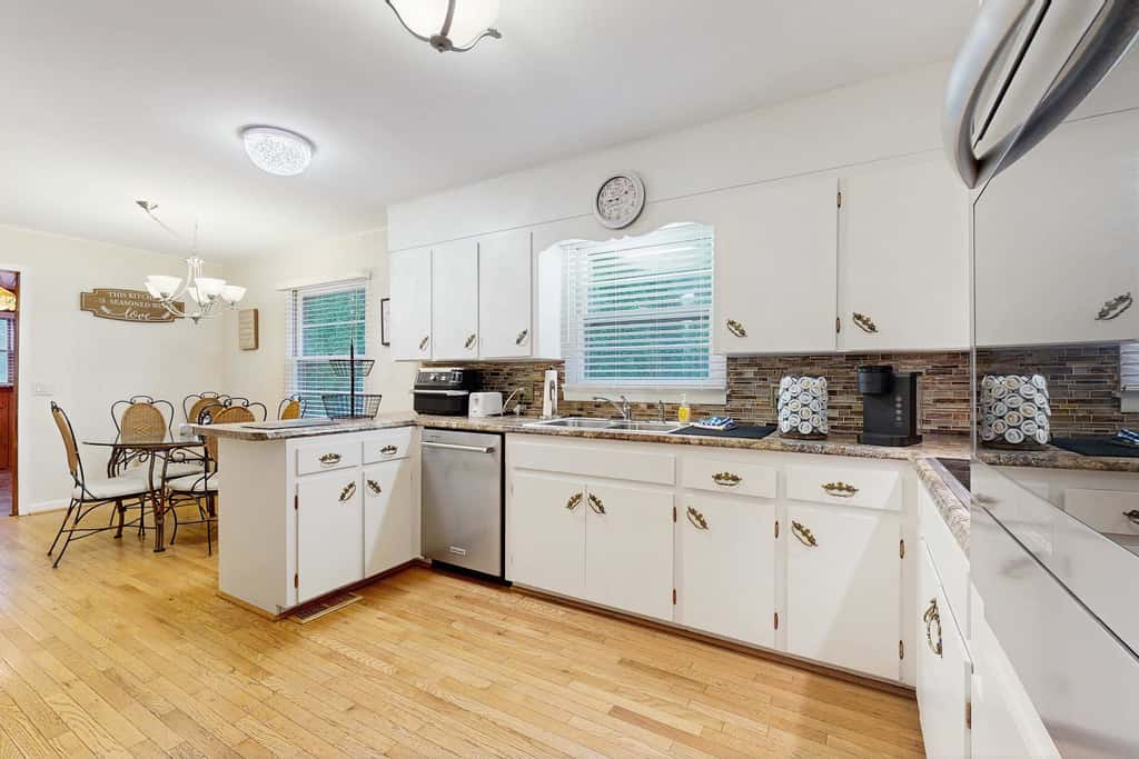 Cozy dog-friendly, house, fenced backyard, outdoor seating, deck, central air, wifi