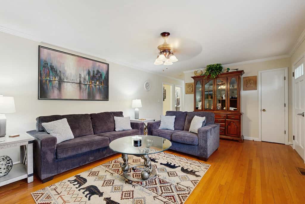 Cozy dog-friendly, house, fenced backyard, outdoor seating, deck, central air, wifi