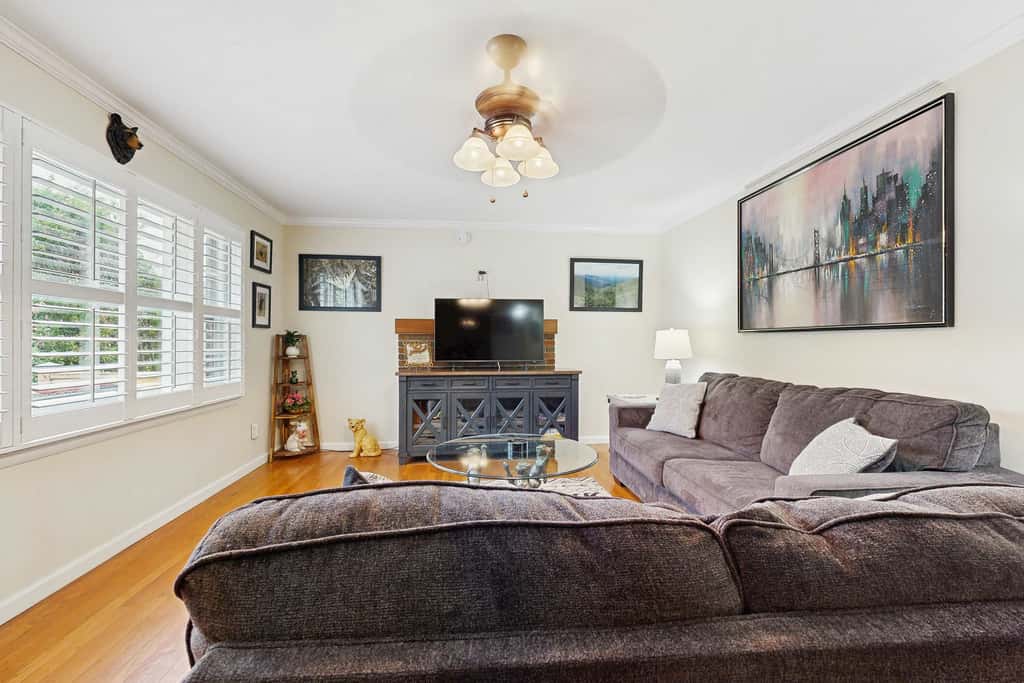Cozy dog-friendly, house, fenced backyard, outdoor seating, deck, central air, wifi