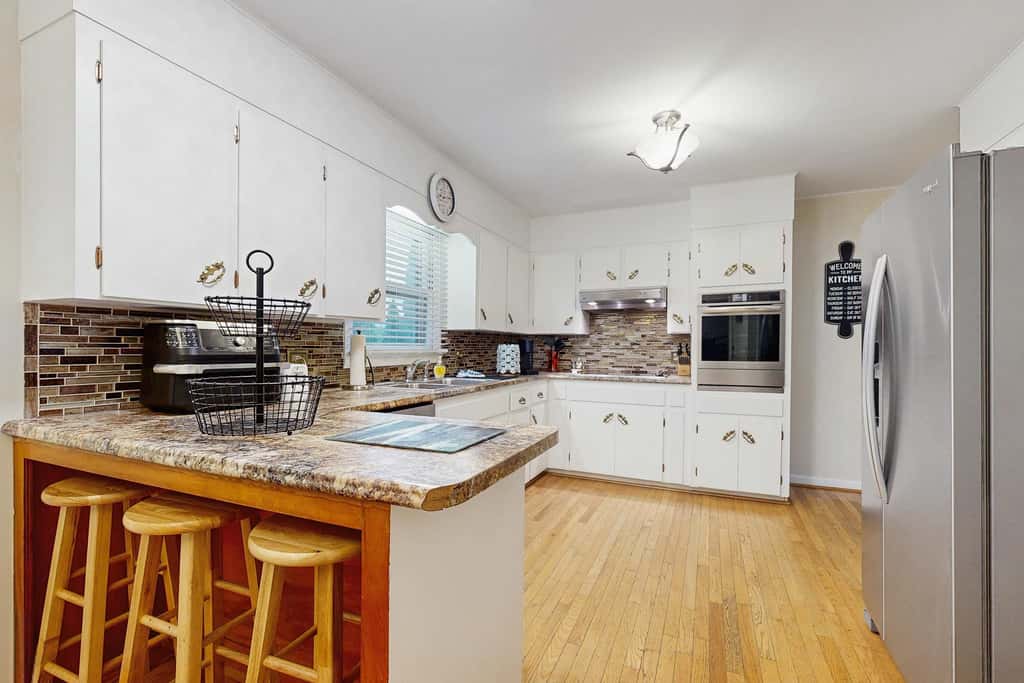 Cozy dog-friendly, house, fenced backyard, outdoor seating, deck, central air, wifi