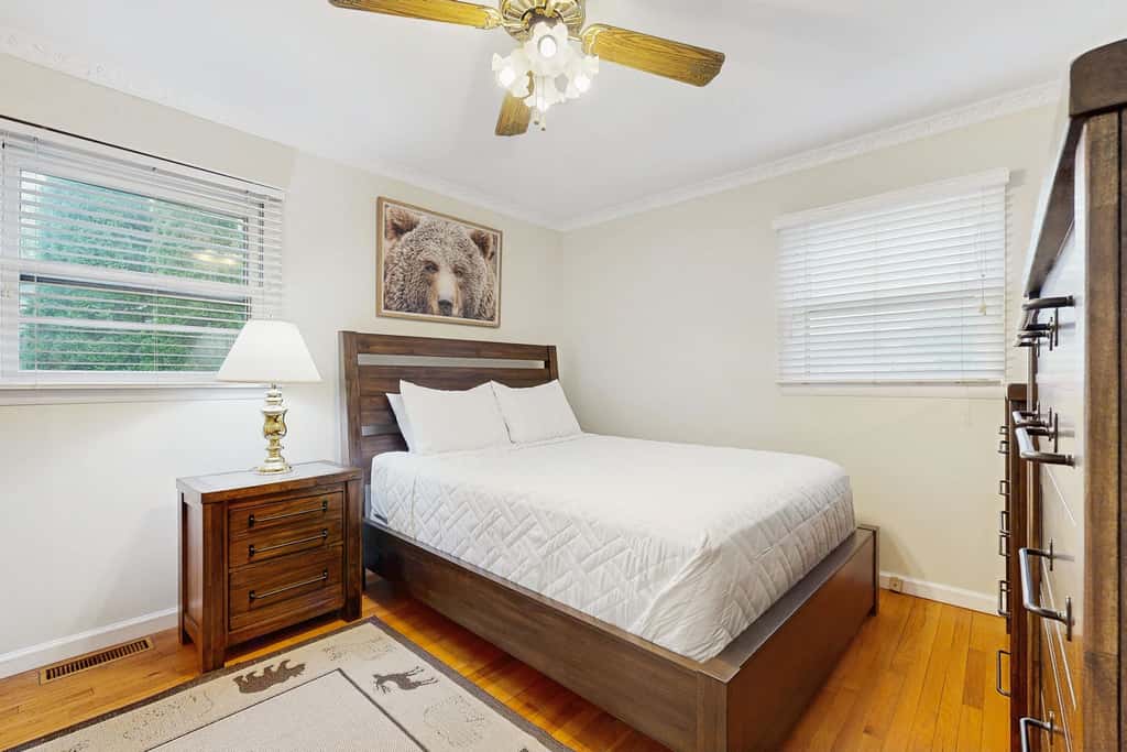 Cozy dog-friendly, house, fenced backyard, outdoor seating, deck, central air, wifi
