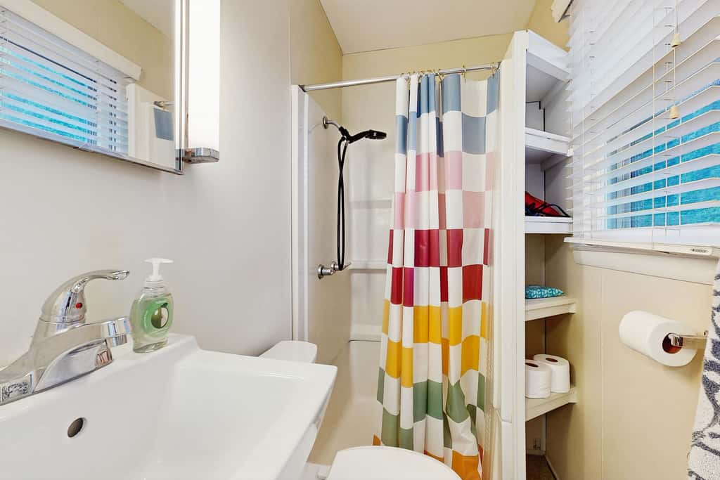 Cozy dog-friendly, house, fenced backyard, outdoor seating, deck, central air, wifi