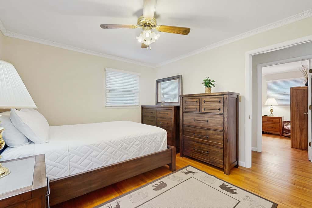 Cozy dog-friendly, house, fenced backyard, outdoor seating, deck, central air, wifi