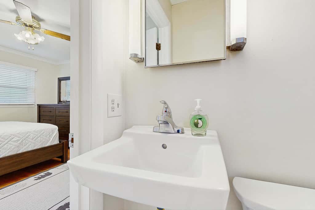 Cozy dog-friendly, house, fenced backyard, outdoor seating, deck, central air, wifi