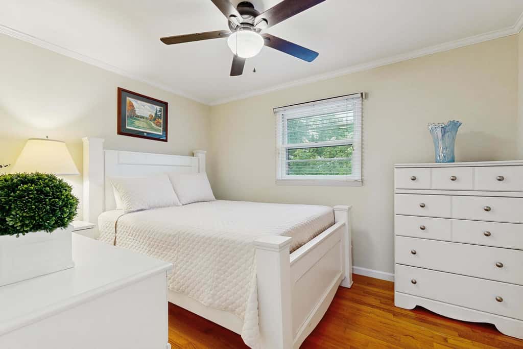 Cozy dog-friendly, house, fenced backyard, outdoor seating, deck, central air, wifi