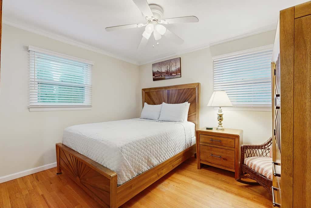 Cozy dog-friendly, house, fenced backyard, outdoor seating, deck, central air, wifi