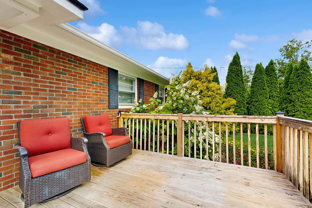 Cozy dog-friendly, house, fenced backyard, outdoor seating, deck, central air, wifi